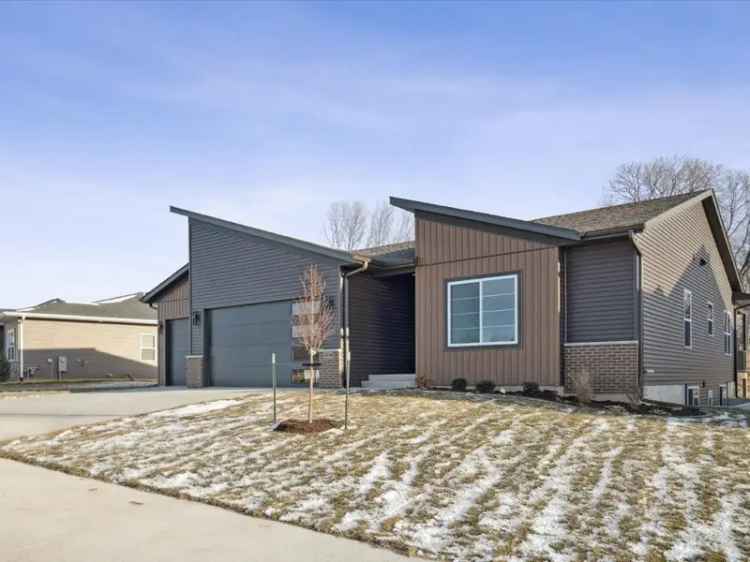 Single-family house For Sale in 322, Sierra Trace, Coralville, Iowa