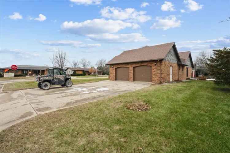 Single-family house For Sale in 145, Crescent Drive, Manchester, Iowa