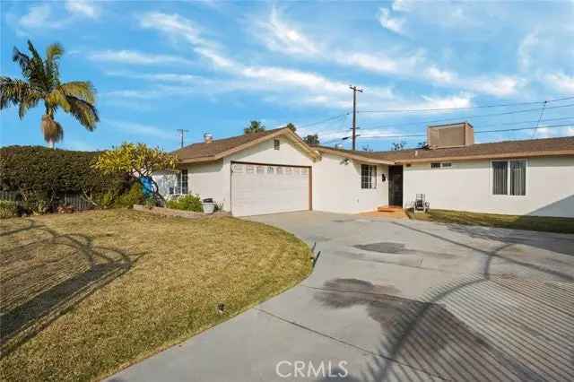 Single-family house For Sale in 924, North Holly Street, Anaheim, California