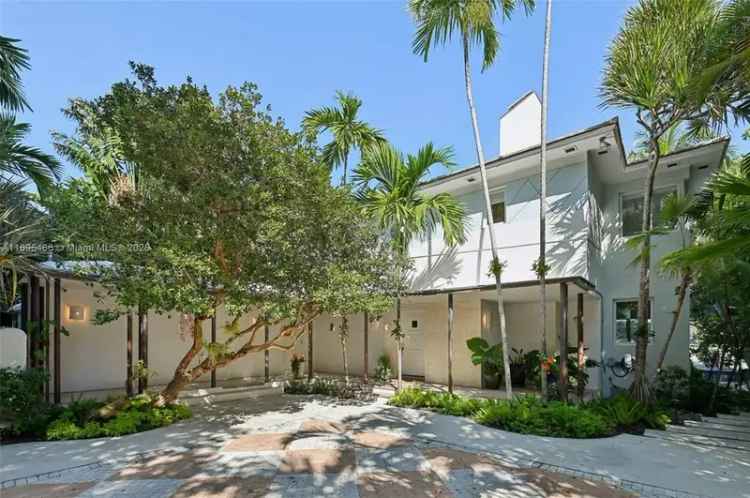 Single-family house For Sale in 6165, Pine Tree Drive, Miami Beach, Florida