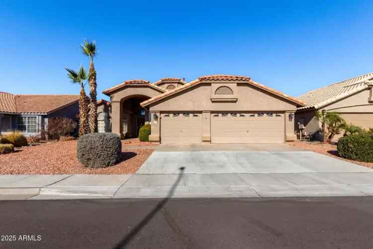 Single-family house For Sale in 1562, West Flintlock Way, Chandler, Arizona