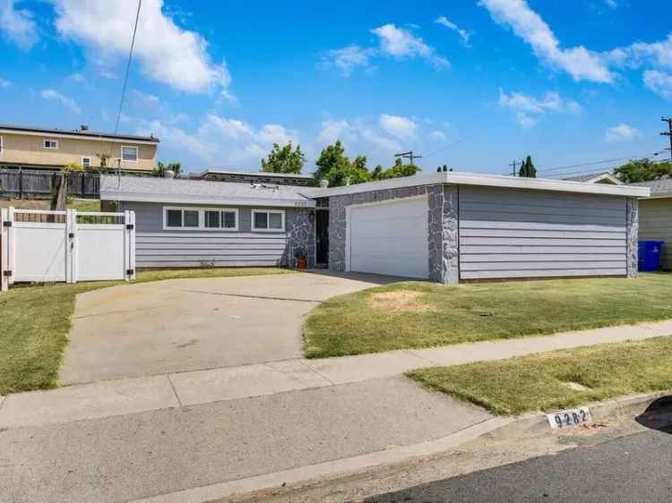 Single-family house For Sale in 9282, Overton Avenue, San Diego, California