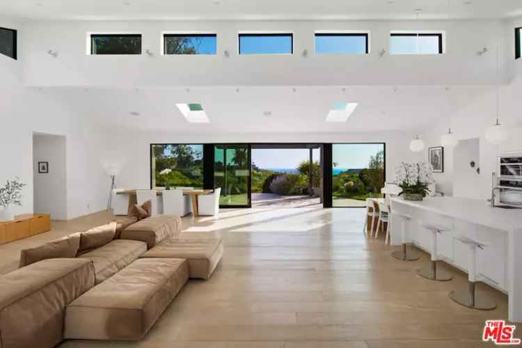 Single-family house For Sale in 6767, Wandermere Road, Malibu, California