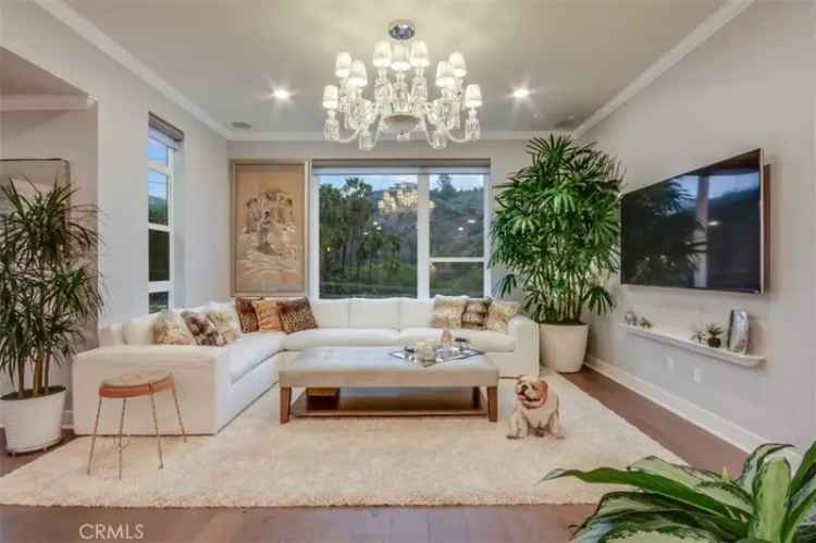 Single-family house For Sale in 2770, North Wright Lane, Los Angeles, California