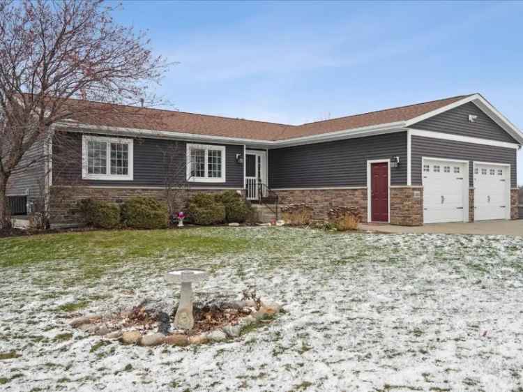 Single-family house For Sale in 1303, East 16th Street, Vinton, Iowa