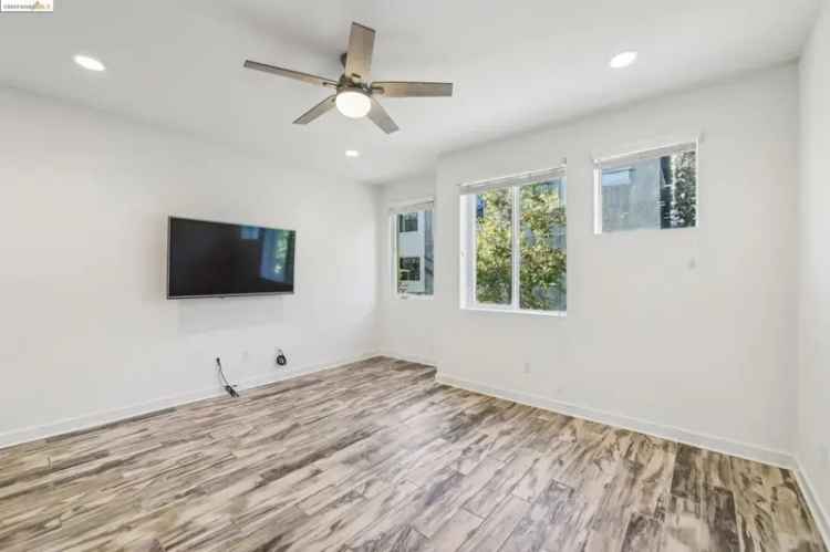 Condo For Sale in Oakland, California