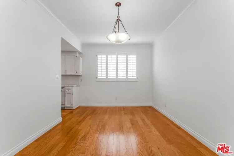 Condo For Sale in 2219, South Bentley Avenue, Los Angeles, California