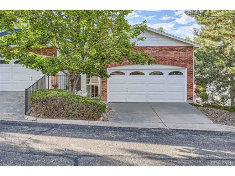 Single-family house For Sale in Lakewood, Colorado