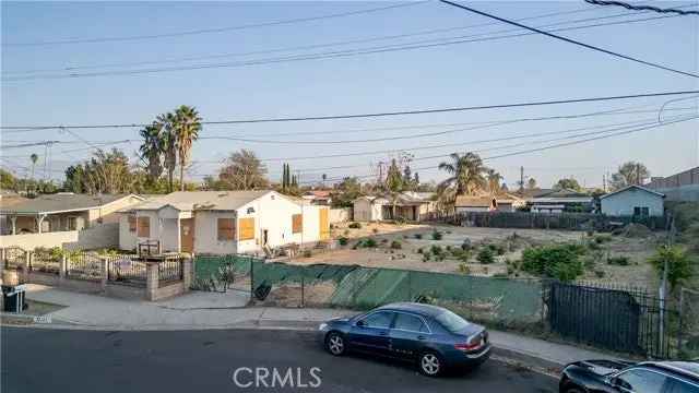 Single-family house For Sale in 13722, Pierce Street, Los Angeles, California