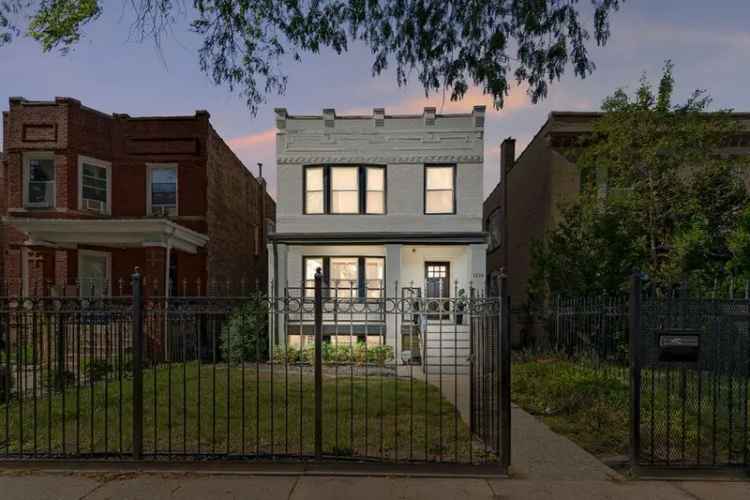 Single-family house For Sale in 3928, North Sawyer Avenue, Chicago, Illinois