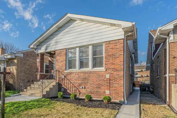 Single-family house For Sale in 6828, West Highland Avenue, Chicago, Illinois