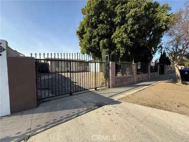 Single-family house For Sale in 11177, Tamarack Avenue, Los Angeles, California