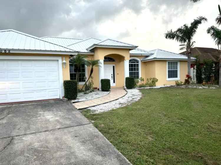 Single-family house For Sale in 1082, Southwest del Rio Boulevard, Port Saint Lucie, Florida