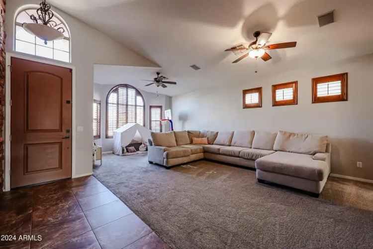 Single-family house For Sale in 1913, East Appaloosa Road, Gilbert, Arizona