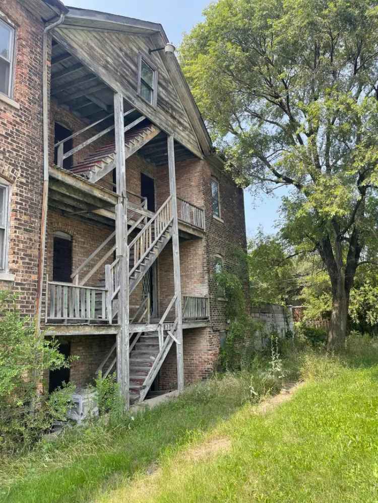 Multi-family house For Sale in 804, West 11th Avenue, Gary, Indiana