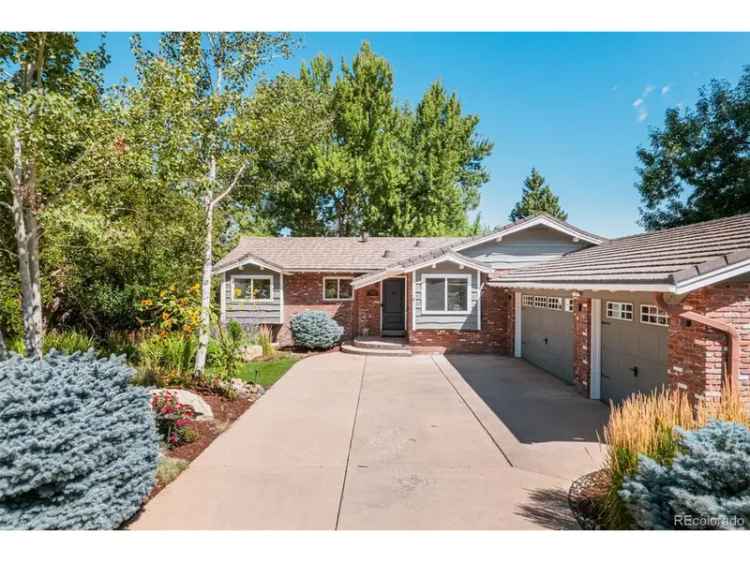 Single-family house For Sale in Lakewood, Colorado