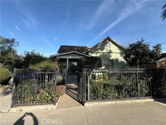 Single-family house For Sale in 925, West Pine Street, Santa Ana, California