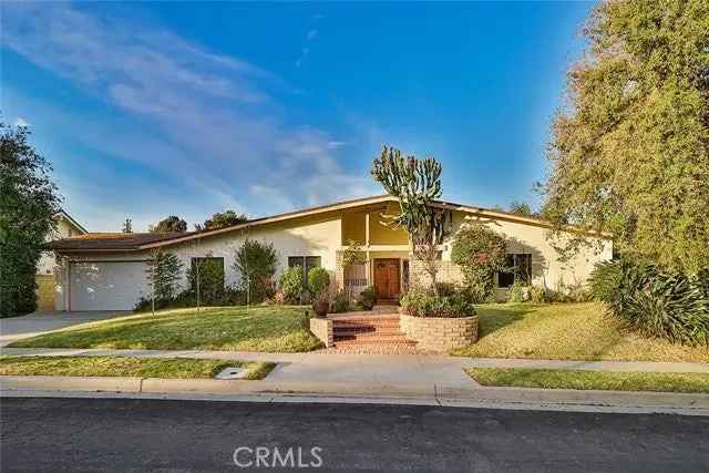 Single-family house For Sale in 17343, Citronia Street, Los Angeles, California