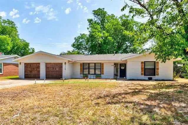 Single-family house For Sale in 1709, South Willis Street, Abilene, Texas