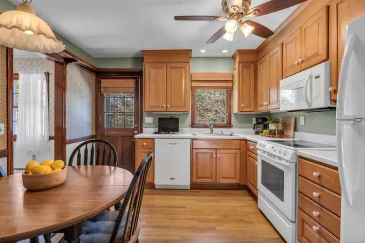 Single-family house For Sale in 831, Nut Plains Road, Guilford, Connecticut