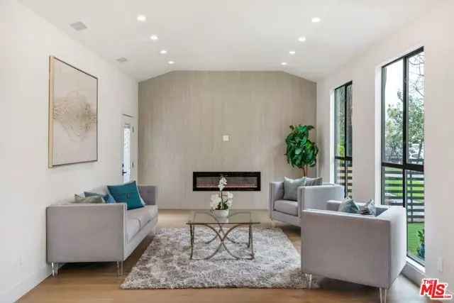 Single-family house For Sale in 1733, South Crescent Heights Boulevard, Los Angeles, California