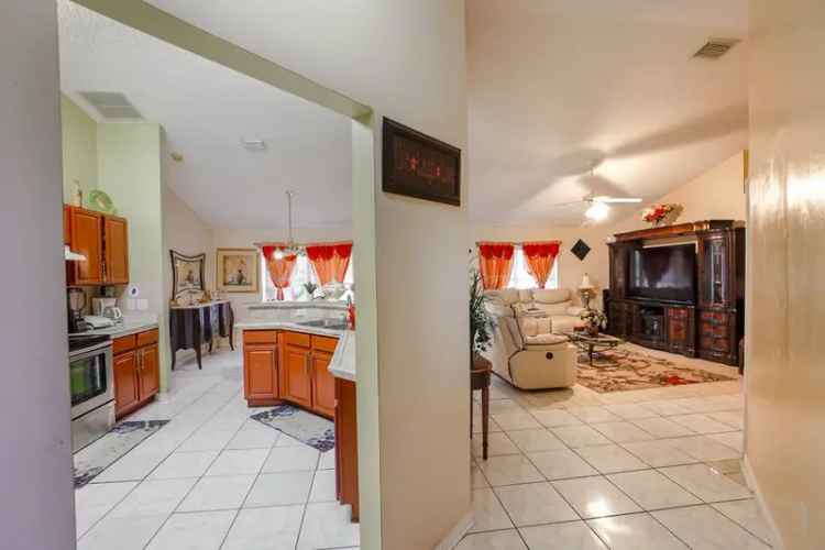 Single-family house For Sale in 5308, Northwest Milner Drive, Port Saint Lucie, Florida