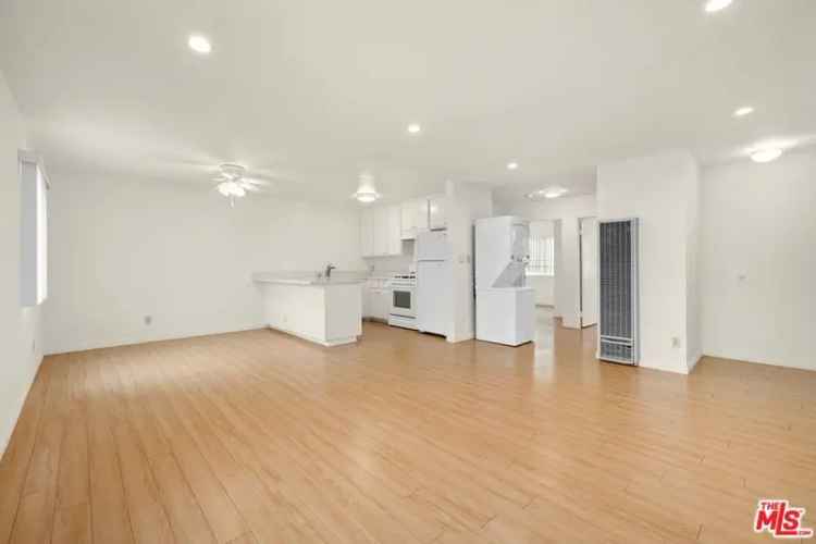 Multi-family house For Sale in 4942, Maplewood Avenue, Los Angeles, California