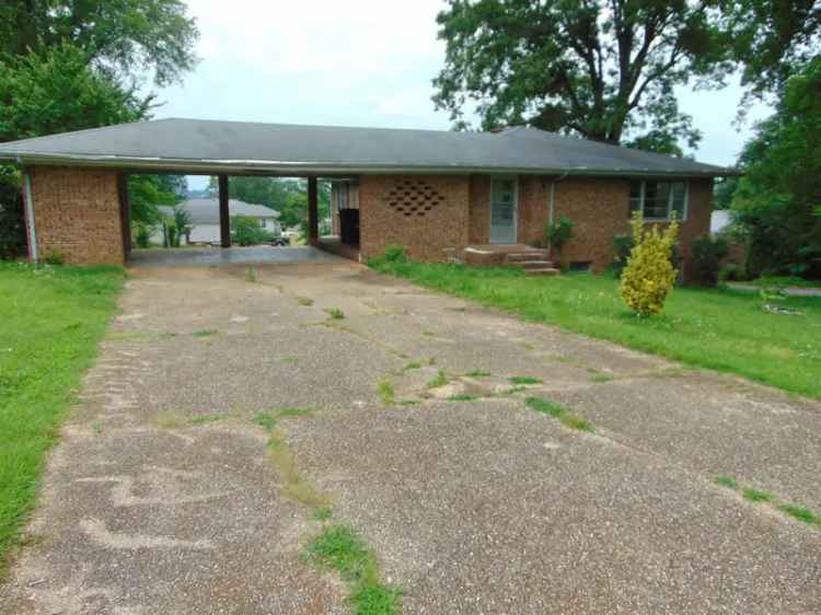 Single-family house For Sale in Sheffield, Alabama