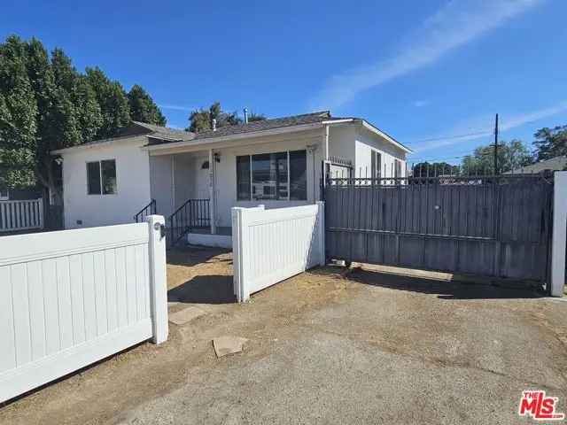 Single-family house For Sale in 11050, Fleetwood Street, Los Angeles, California