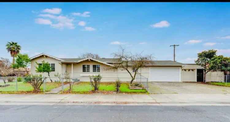 Single-family house For Sale in 2190, Meadowglen Avenue, Sacramento, California