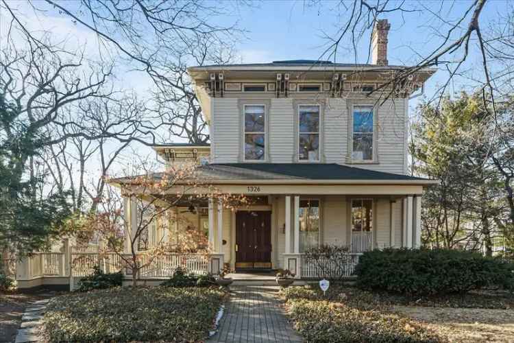 Single-family house For Sale in 1326, Asbury Avenue, Evanston, Illinois