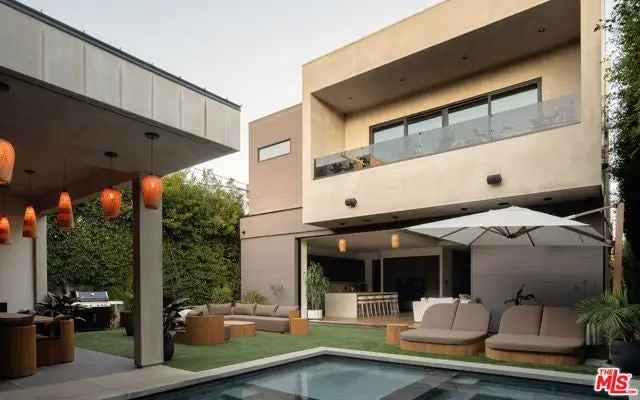 Single-family house For Sale in 347, North Alfred Street, Los Angeles, California