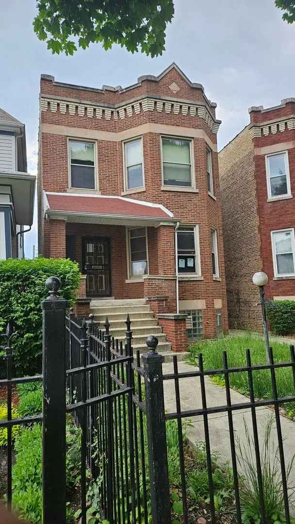 Multi-family house For Sale in 128, South Parkside Avenue, Chicago, Illinois