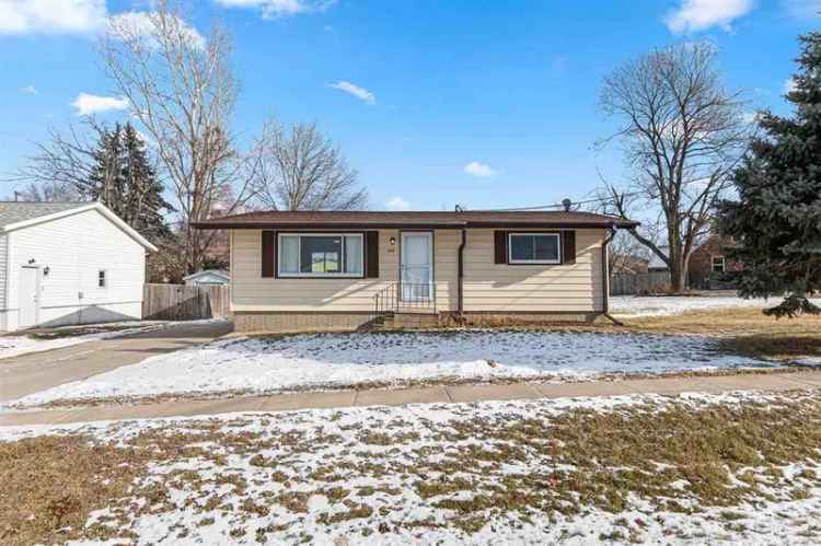 Single-family house For Sale in 840, South Dubuque Street, Solon, Iowa