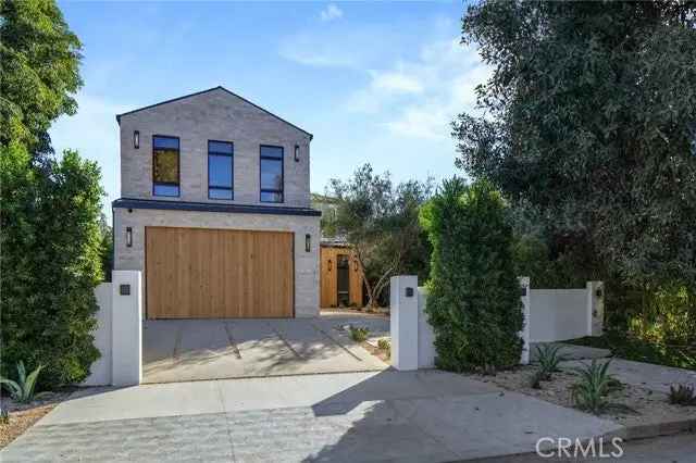 Single-family house For Sale in 15158, Greenleaf Street, Los Angeles, California