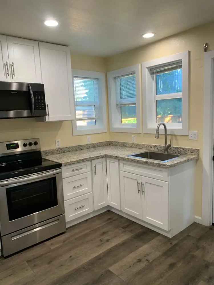 2 Bedroom Apartment Near UC Berkeley - All Utilities Included