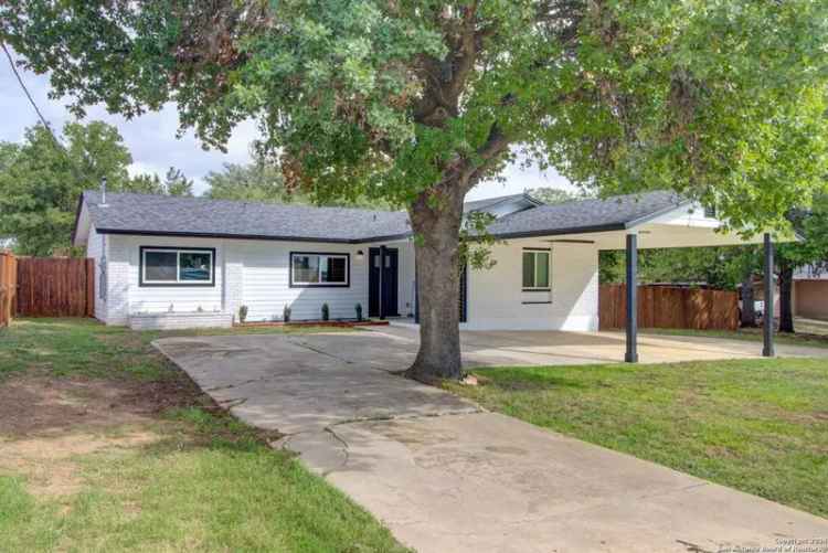 Single-family house For Sale in 1507, Sycamore Street, Bandera, Texas