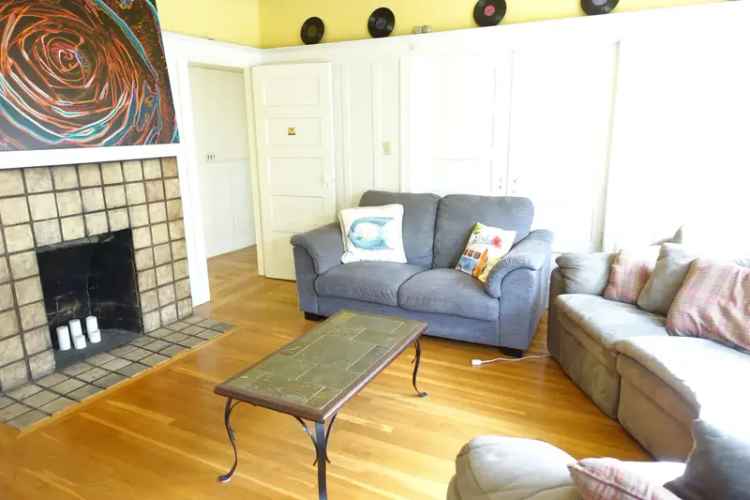 4 Bedroom 2 Bathroom Apartment near UC Berkeley