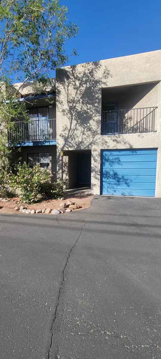 Townhouse for Rent Near U of A - 2 Bed 2.5 Bath