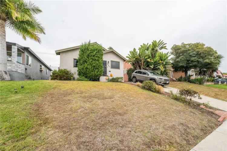 Single-family house For Sale in 3927, West 58th Place, Los Angeles, California