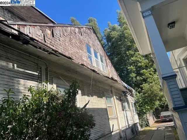 Single-family house For Sale in Oakland, California