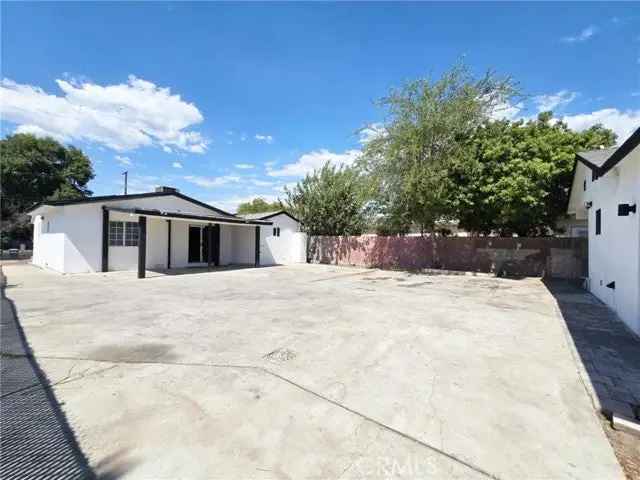 Single-family house For Sale in 13720, Louvre Street, Los Angeles, California