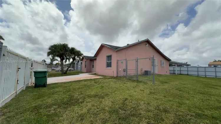 Single-family house For Sale in 12555, Southwest 211th Terrace, Goulds, Florida