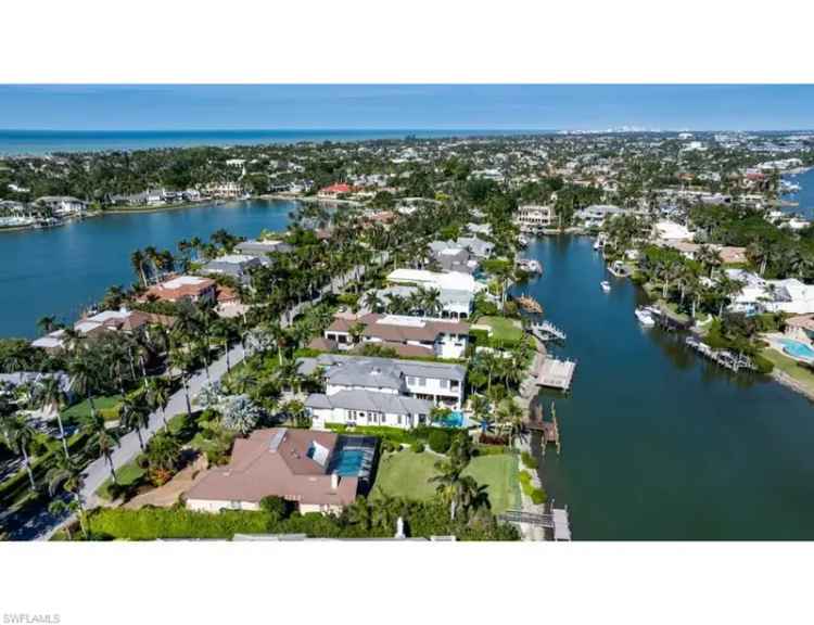 Single-family house For Sale in 1013, Spyglass Lane, Naples, Florida