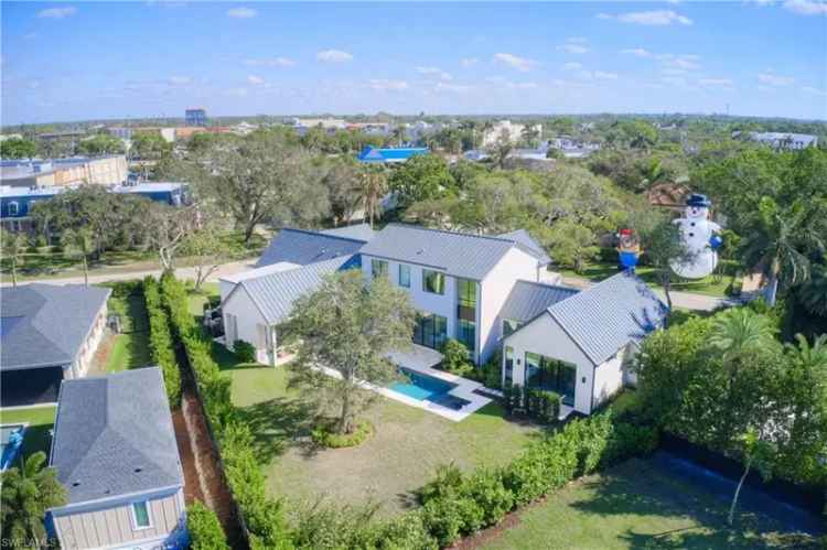 Single-family house For Sale in Naples, Florida