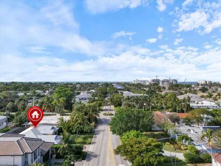 Single-family house For Sale in 732, 7th Avenue North, Naples, Florida