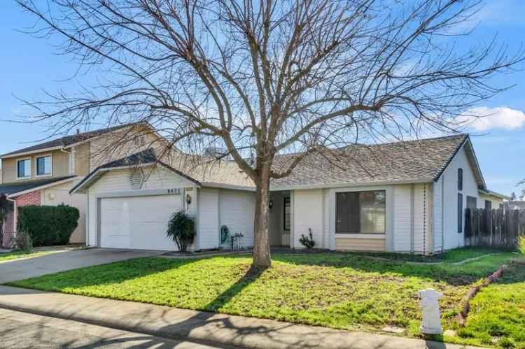 Single-family house For Sale in 8472, Hollow Oaks Court, Elk Grove, California