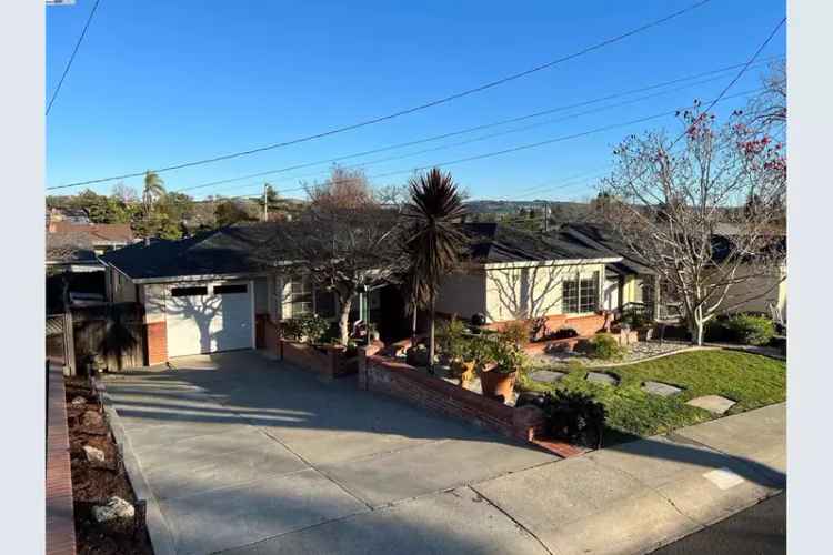 Single-family house For Sale in 19170, San Miguel Avenue, Castro Valley, California