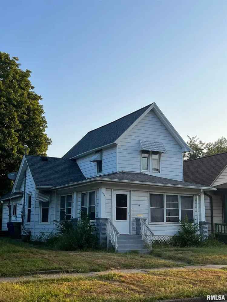 Single-family house For Sale in 704, 9th Avenue South, Clinton, Iowa