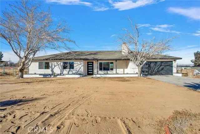 Single-family house For Sale in 18702, Willow Street, Hesperia, California